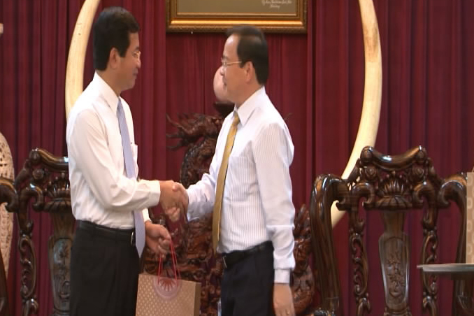 Đồng chí Somphone Sichaleune - Đại sứ nước CHDCND Lào ( bên trái ) và đồng chí Mùa A Sơn - Chủ tịch UBND tỉnh Điện Biên.