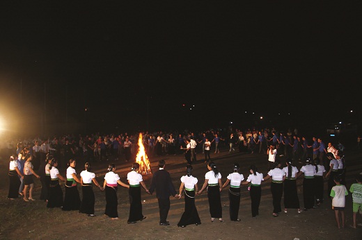 Xoè vòng - điệu múa truyền thống của dân tộc Thái ở thị xã Mường Lay (Ảnh: Thu Thủy).