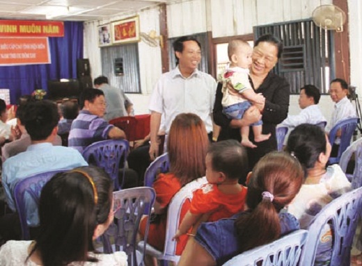 Đồng chí Lò Mai Trinh, Ủy viên Trung ương Đảng, Bí thư Tỉnh ủy Điện Biên gặp gỡ thân mật với bà con Việt kiều tại U Đôm Xay.