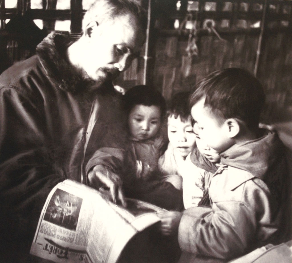 Sinh thời, Chủ tịch Hồ Chí Minh rất quan tâm đến việc đọc báo. Ảnh: Internet