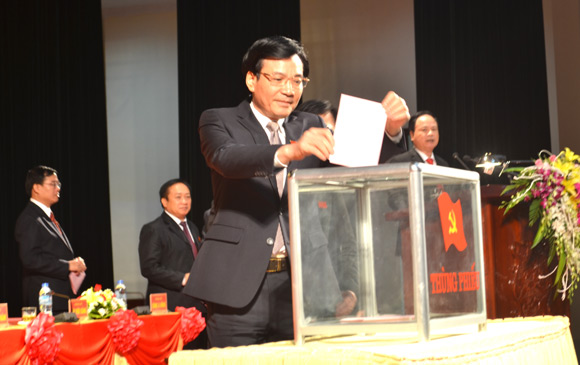 Đoàn Chủ tịch Đại hội bỏ phiếu bầu Ban Chấp hành Đảng bộ tỉnh khóa XIII.