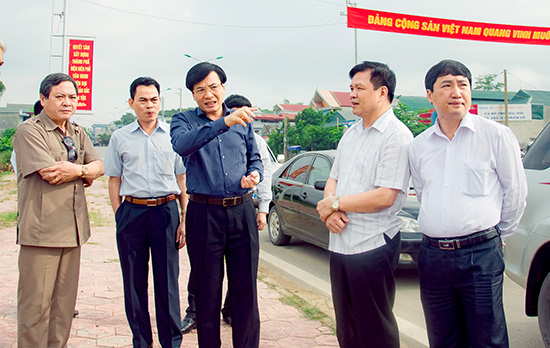 Đồng chí Trần Văn Sơn, Phó Bí thư Thường trực Tỉnh ủy kiểm tra khánh tiết trên đường Nguyễn Hữu Thọ, TP. Điện Biên Phủ.