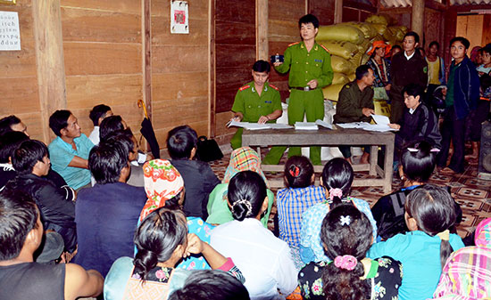 Công an tỉnh Điện Biên tuyên truyền, vận động nhân dân huyện Tủa Chùa đấu tranh phòng chống tội phạm. Ảnh: Gia Kiệt