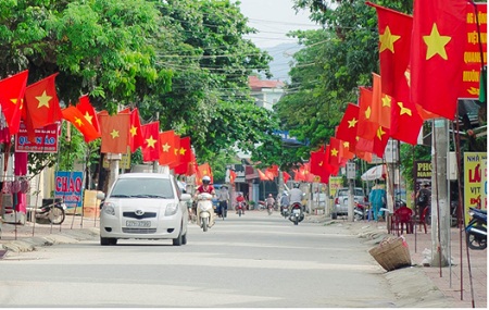 Nhiều tuyến phố trên địa bàn TP. Điện Biên Phủ rực cờ, biểu ngữ chào mừng đại hội Đảng các cấp hướng tới Đại hội lần thứ XII của Đảng.