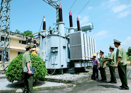 Lực lượng An ninh kinh tế tiến hành kiểm tra hệ thống trạm biến áp, đường dây tải điện tại Chi nhánh lưới điện cao thế Điện Biên.
