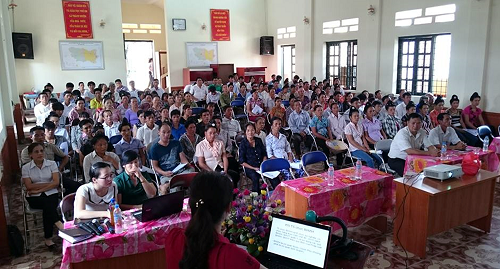 Hoạt động truyền thông về luật BHXH tự nguyện, BHYT cho các hộ gia đình tại xã Thanh Yên, huyện Điện Biên.