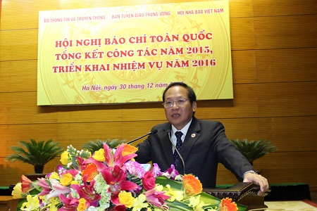 Thứ trưởng Trương Minh Tuấn trình bày báo cáo tại Hội nghị.