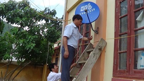 Cán bộ Phòng Văn hóa Thông tin và Đài TT-TH huyện kiểm tra thiết bị trạm truyền thanh xã Na Ư, huyện Điện Biên.