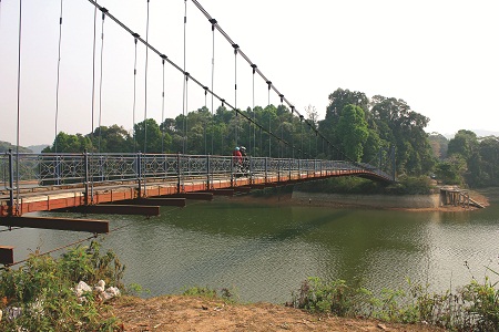 Cầu treo trên Hồ Pá Khoang.