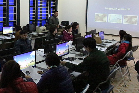 Học viên tham gia lớp tập huấn theo dõi giảng viên hướng dẫn sử dụng phần mềm của WebGIS trên màn hình.