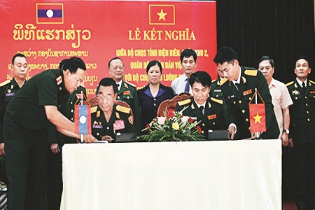 Đại tá Nguyễn Thắng Xuân, Chính ủy Bộ Chỉ huy Quân sự tỉnh Điện Biên và Thiếu tướng  Bun Chăn Vị Lay Chít, Chỉ huy trưởng Bộ Chỉ huy Quân sự tỉnh Luông Pra Băng  ký kết quy chế kết nghĩa.