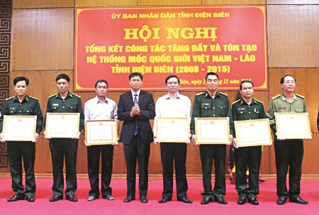 UBND tỉnh Điện Biên trao tặng Bằng khen cho các tập thể, cá nhân có thành tích xuất sắc trong công tác tăng dầy và tôn tạo mốc quốc giới Việt – Lào (giai đoạn 2008 – 2015).