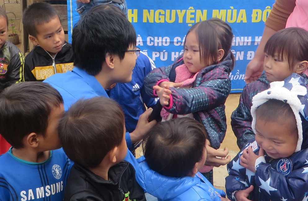 Đoàn Thanh niên Sở TT&TT trao tặng áo ấm mùa đông cho các em học sinh trường mầm non Nà Nếnh C, xã Pú Hồng, huyện Điện Biên Đông