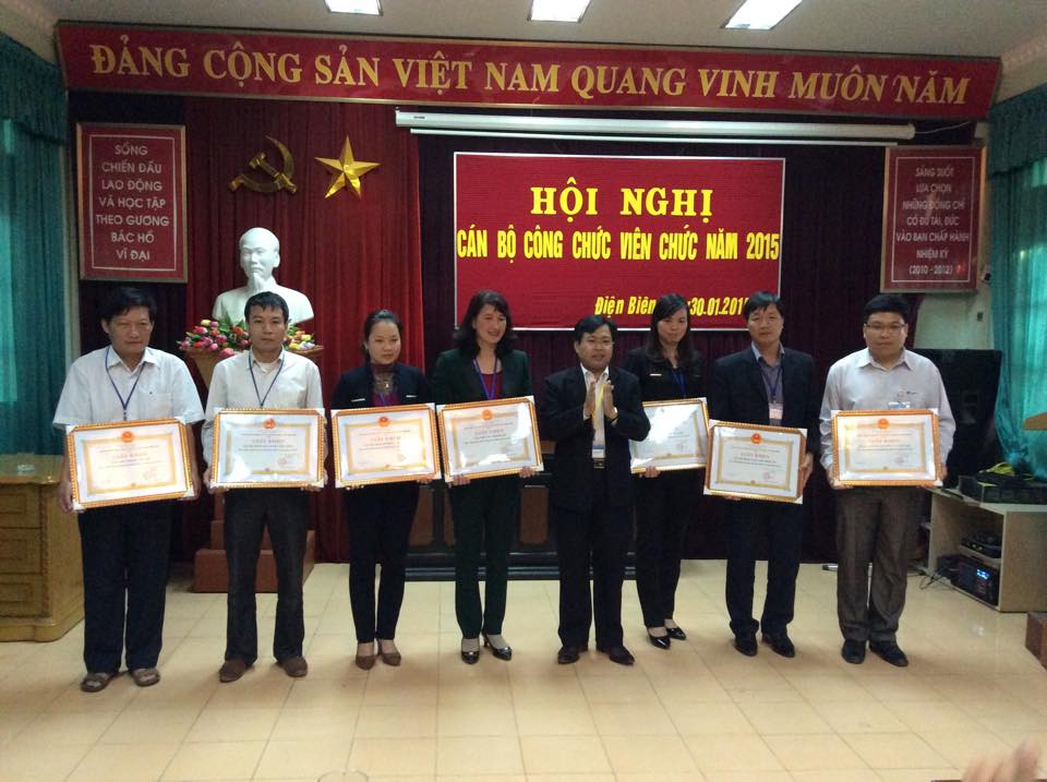 Đ/c Nguyễn Hùng Cường-Phó Giám đốc tặng giấy khen cho CBCC Sở TT&TT có nhiều thành tích trong các phong trào thi đua