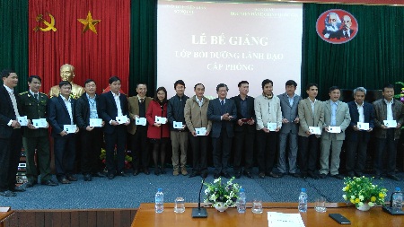 Phó Giáo sư, Tiến sỹ Lưu Kiến Thanh - Phó Giám đốc Học viện Hành chính Quốc gia trao chứng chỉ cho các học viên.