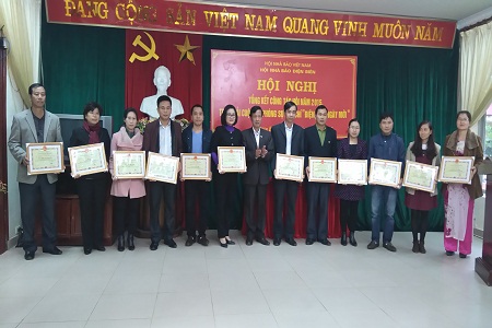 Đồng chí Hoàng Quang Hùng - Chủ tịch Hội Nhà báo tỉnh Điện Biên trao danh hiệu Hội viên Nhà báo xuất sắc cấp cơ sở năm 2015 cho các hội viên Hội Nhà báo tỉnh.