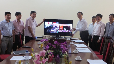 Đồng chí Nguyễn Ngọc Kỷ, Giám đốc Sở TT&TT bàn giao Hệ thống hội nghị trực tuyến cho UBND huyện Nậm Pồ (ảnh: Xuân Dũng).
