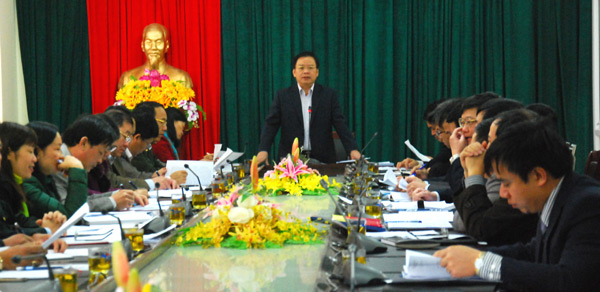 Đồng chí Mùa A Sơn, Phó Bí thư Tỉnh ủy, Chủ tịch UBND tỉnh chủ trì phiên họp.