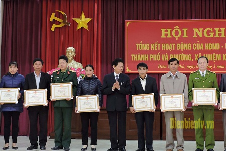 Đồng chí Nguyễn Đức Đuyện, Phó Chủ tịch UBND thành phố tặng Giấy khen cho các tập thể xuất sắc trong hoạt động HĐND & UBND nhiệm  kỳ 2011 - 2016.