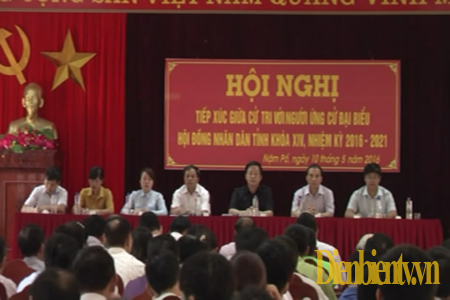 Các ứng cử viên đại biểu HĐND tỉnh khóa XIV thuộc đơn vị bầu cử số 9 tiếp xúc cử tri xã Nà Hỳ và Trung tâm huyện Nậm Pồ.