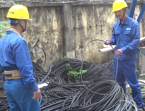 Công nhân kỹ thuật VNPT Điện Biên chuẩn bị vật tư đi bảo dưỡng đường dây.