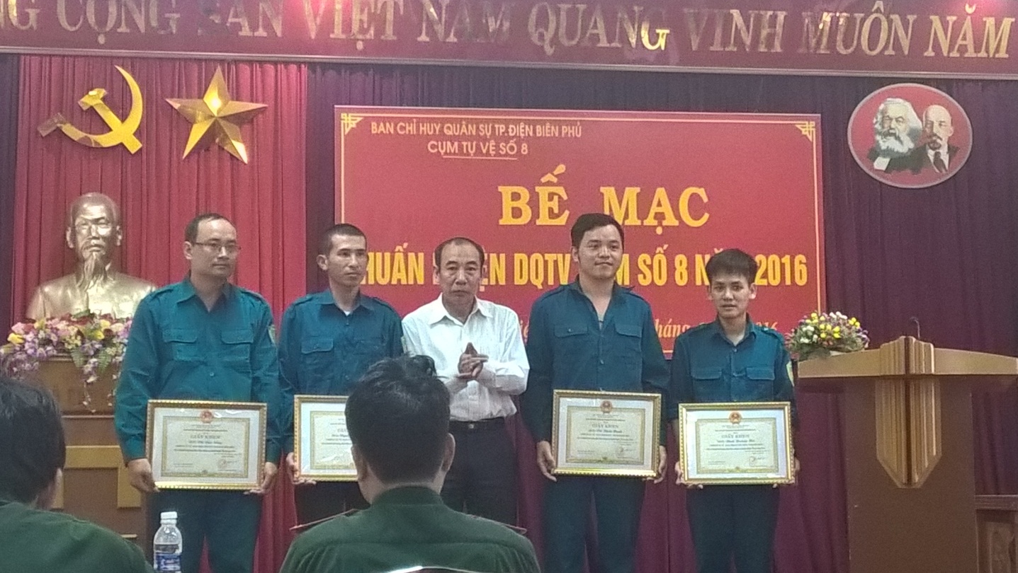 Đồng chí Nguyễn Sỹ Cương – Phó chỉ huy trưởng Ban CHQS Sở Xây dựng trao giấy khen cho các cá nhân tiêu biểu trong đợt huấn luyện DQTV cụm số 8