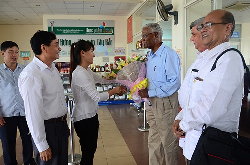 Đồng chí Trần Việt Hùng, Phó Giám đốc Sở Ngoại vụ đón và tặng hoa đồng chí Doraisamy Raja, Ủy viên Bộ Chính trị Đảng Cộng sản Ấn Độ, Thượng Nghị sĩ tại sân bay Điện Biên Phủ.
