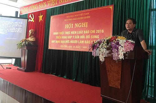 Đồng chí Nguyễn Vân Chương, Chủ tịch Hội Nhà báo tỉnh quán triệt Luật Báo chí 2016 cho đại biểu.
