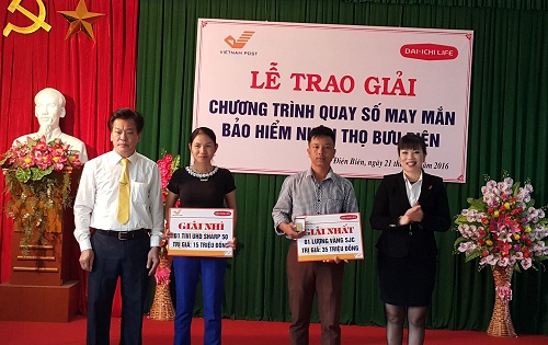 Lãnh đạo Công ty Bưu điện tỉnh Điện Biên và lãnh đạo Công ty Bảo hiểm nhân thọ Dai – ichi Việt Nam khu vực Tây Bắc trao giải nhất cho ông Tao Văn Dương tại lễ trao thưởng.