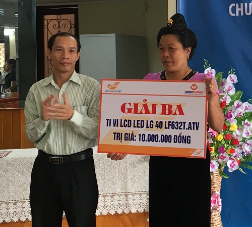 Ông Nguyễn Văn Dũng, Trưởng phòng Thương mại (Sở Công Thương) trao giải cho khách hàng trúng giải ba của chương trình “trao quà tặng- gửi tri ân”.