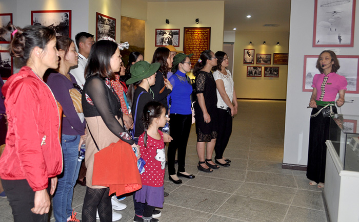 Thuyết minh viên Bảo tàng Chiến thắng lịch sử Điện Biên Phủ thuyết minh cho du khách tham quan tại Bảo tàng. Ảnh: Sầm Phúc