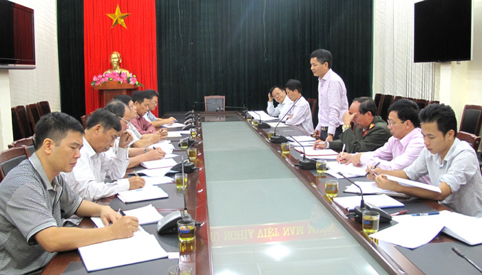 Đồng chí Lê Thành Đô, Ủy viên Ban Thường vụ Tỉnh ủy, Phó Chủ tịch Thường trực UBND tỉnh báo cáo nội dung làm việc với đoàn công tác.