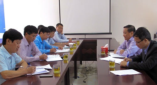 Đồng chí Nguyễn Bá Hùng - Thứ trưởng Bộ Ngoại giao, Đại sứ đặc mệnh toàn quyền nước CHXHCN Việt Nam tại nước CHDCND Lào trao đỏi thông tin với lãnh đạo UBND tỉnh.