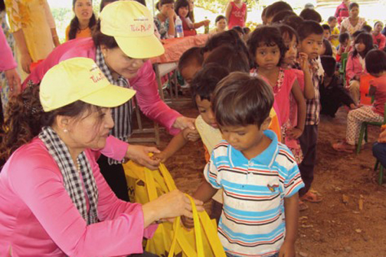 Các nhà hảo tâm thăm, tặng quà cho trẻ em nghèo ở xã Ea R’bin (huyện Lắk).