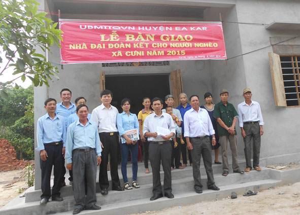 Ủy ban MTTQVN huyện Ea Kar trao nhà Đại đoàn kết tặng gia đình bà Mai Thị Hiệp (thôn Quảng Cư 1A, xã Cư Ni).