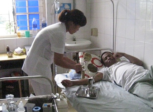 Bác sỹ Bệnh viện đa khoa tỉnh chăm sóc sức khỏe cho bệnh nhân.