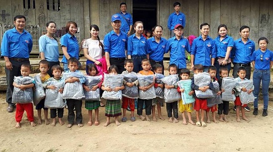 Đoàn khối I - Đoàn dân chính Đảng tặng quà cho các cháu thiếu nhi tại điểm bản Huổi Cẩu, xã Nậm Vì, huyện Mường Nhé.