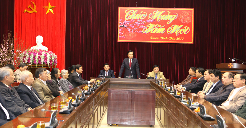Đồng chí Trần Văn Sơn, Ủy viên Trung ương Đảng, Bí thư Tỉnh ủy phát biểu tại buổi gặp mặt.