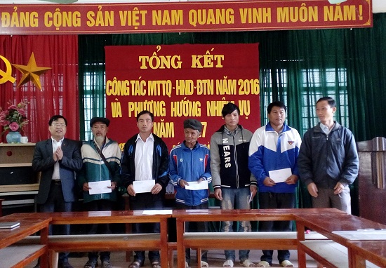 Đ/c: Nguyễn Hùng Cường - Phó Giám đốc Sở TT&TT trao tặng quà cho các gia đình thuộc hộ nghèo, gia đình chính sách xã Pú Hồng.