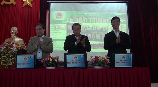 Các đồng chí lãnh đạo huyện Nậm Pồ nhấn nút khai trương trang Thông tin điện tử.