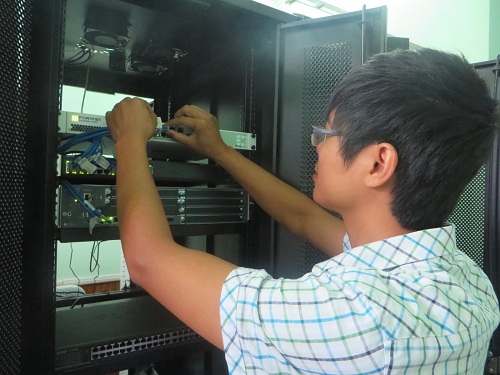 Chuyên viên phòng CNTT - Sở TT&TT kiểm tra đảm bảo kết nối hệ thống an toàn dữ liệu với hệ thống Cơ sở dữ liệu tại cơ quan