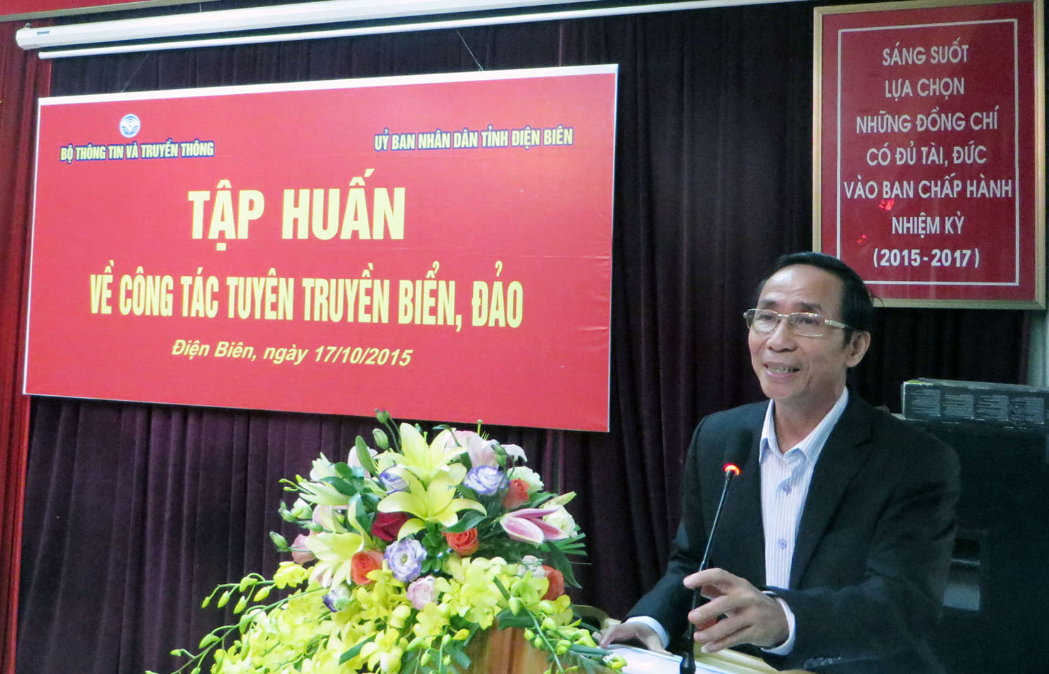 Trung tướng Nguyễn Thanh Tuấn, nguyên Cục trưởng Cục Tuyên huấn, Tổng Cục Chính trị Quân đội nhân dân Việt Nam, trình bày chuyên đề 1 tại buổi tập huấn. Ảnh: Trọng Nghĩa