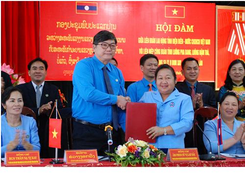 Lãnh đạo Liên đoàn Lao động tỉnh Điện Biên và lãnh đạo Liên hiệp Công đoàn tỉnh Luông Pra Băng trao biên bản hội đàm.