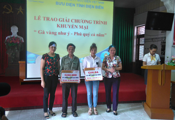 Bà Đinh Thị Minh Yến (ngoài cùng bên phải)- Phó Giám đốc Bưu điện tỉn; bà Phan Thị Minh Huế - Giám đốc Bưu điện TP Điện Biên Phủ  trao giải thưởng cho khách hàng.