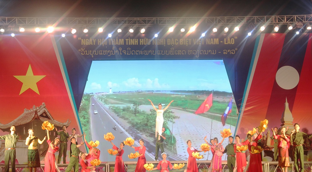 Báo cáo Tổng duyệt nội dung chương trình "Ngày hội thắm tình hữu nghị đặc biệt Việt Nam - Lào"