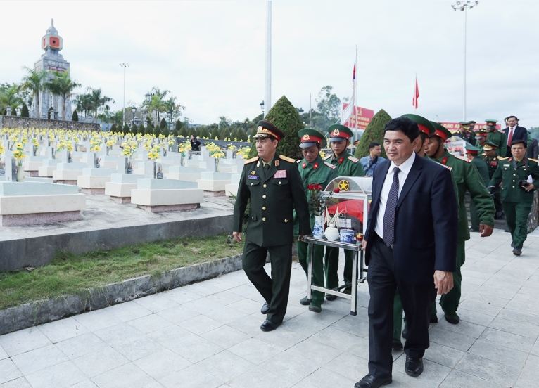 Đón nhận, truy điệu và an táng 30 hài cốt liệt sĩ quân tình nguyện Việt Nam hy sinh tại nước bạn Lào
