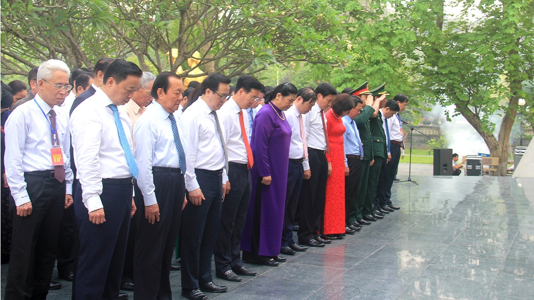 Lãnh đạo Đảng, Nhà nước và tỉnh Điện Biên dâng hương tưởng niệm các anh hùng liệt sỹ tại Nghĩa trang liệt sỹ A1