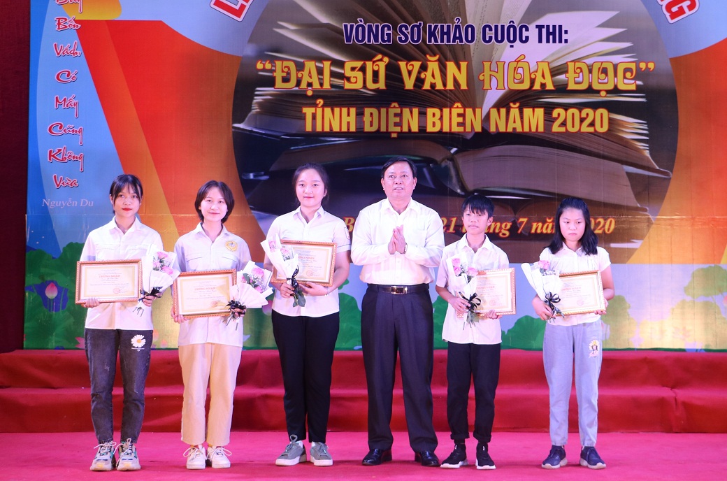 Trao giải thưởng vòng sơ khảo cuộc thi “Đại sứ Văn hóa đọc” tỉnh Điện Biên năm 2020