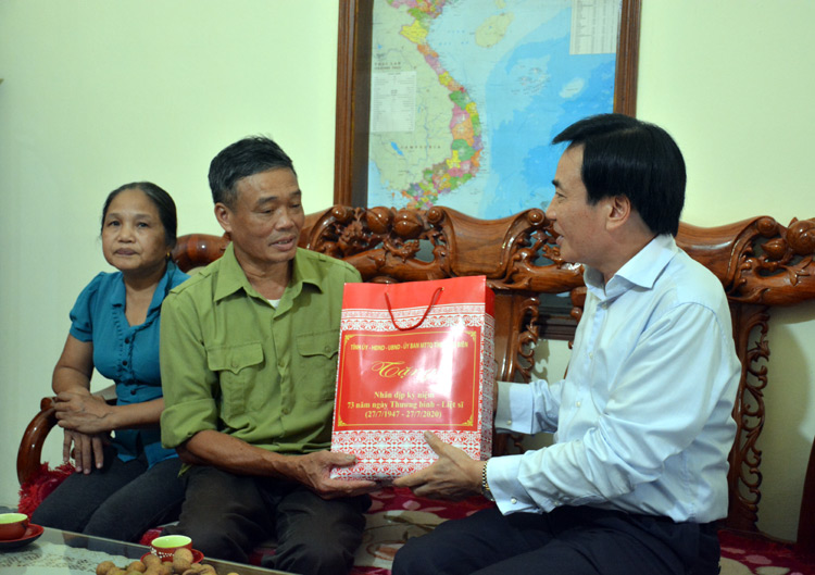 Bí thư Tỉnh ủy Trần Văn Sơn thăm, tặng quà các gia đình chính sách trên địa bàn TP. Điện Biên Phủ