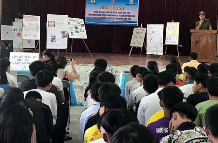 Một buổi tuyên truyền về phòng chống tác hại của các chất kích thích, ma túy, tệ nạn xã hội trong ÐVTN thị xã Mường Lay.